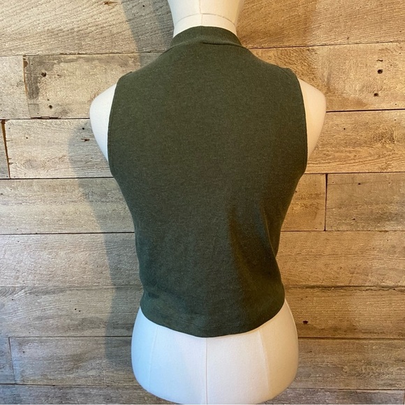 🛍️3/$30 Divided  cropped women’s green sleeveless top in size medium - Picture 3 of 6